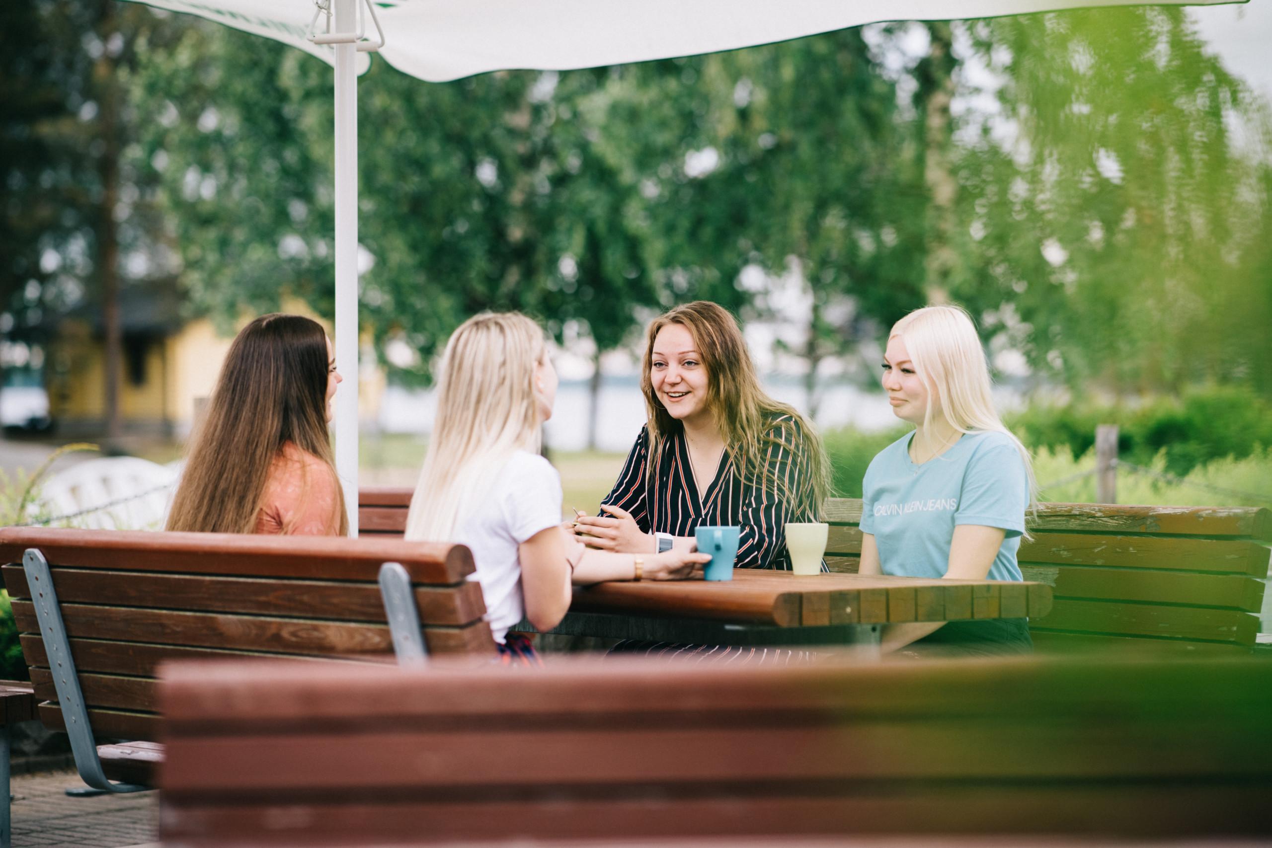 Ystävykset Kalajärvi Beachin terassilla Kalajärven järven ääressä.