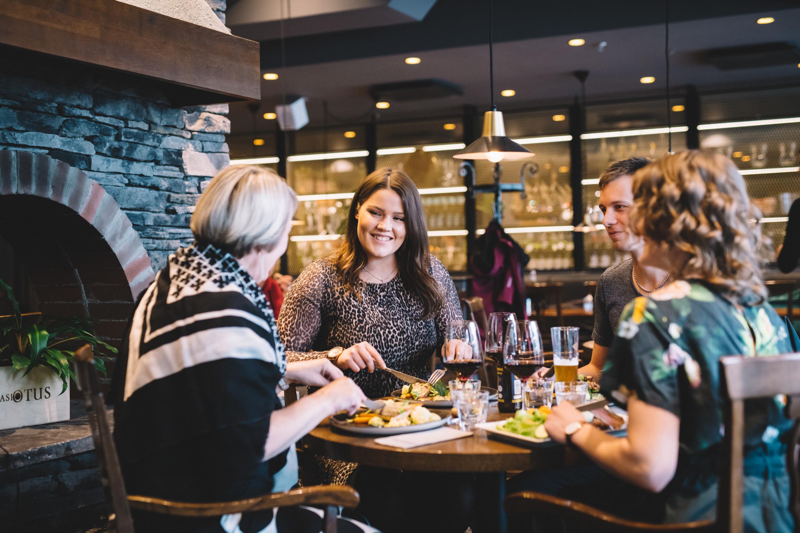 Perhe ruokailemassa Ravintola Talriikissa