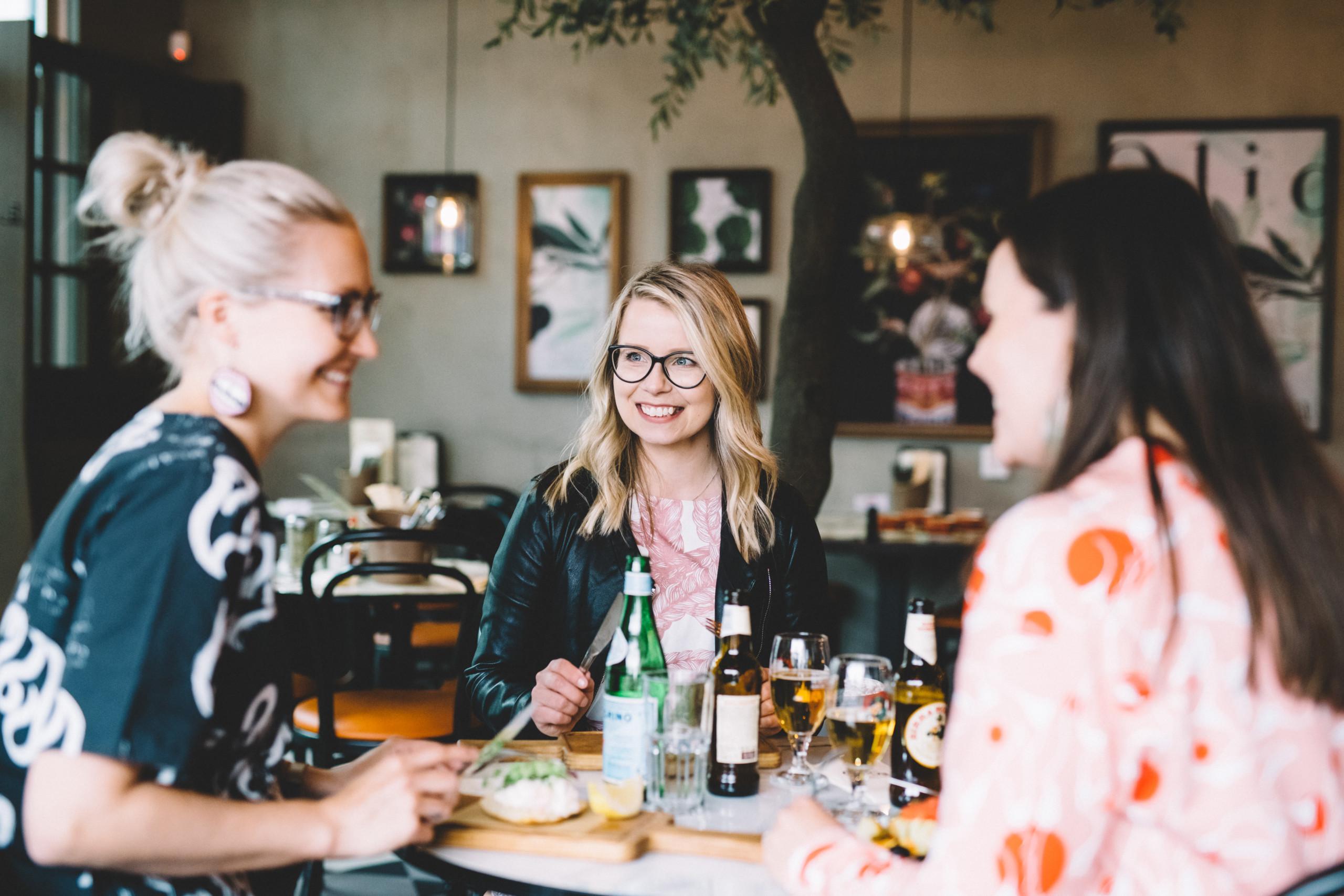 Ystävykset tapaamassa Ravintola Rossossa Seinäjoen keskustassa.