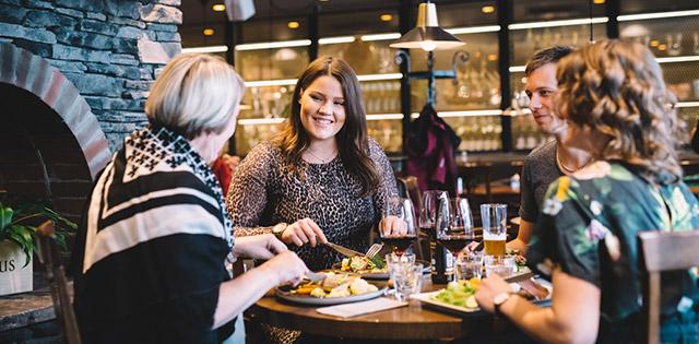 Perhe syömässä ravintola Talriikissa.