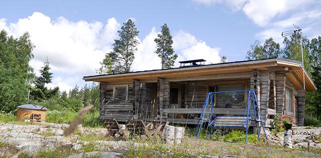 Anttilanmäen mökki sijaitsee kallioisessa maastossa.