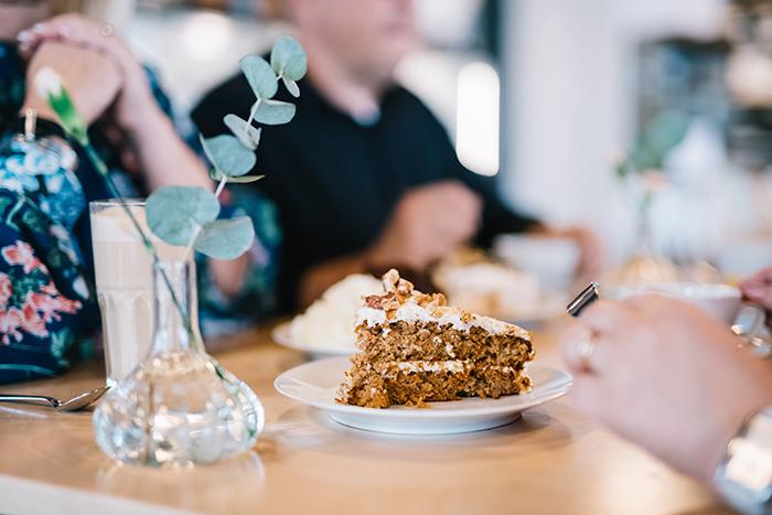 Herkullinen porkkanakakku valkoisessa puussa.