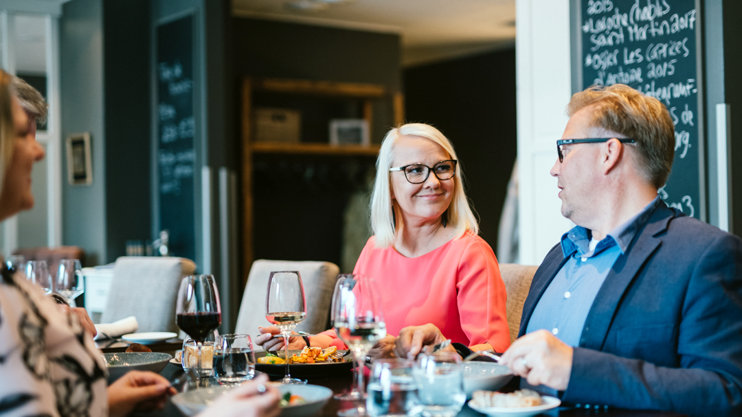 Ystävysporukka nauttimassa finedining ruuasta Ravintola Juurella