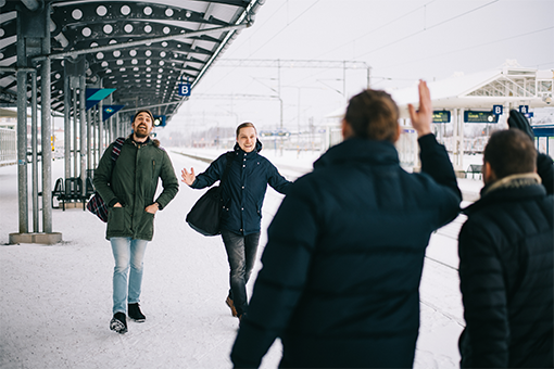 Ystävykset tapaavat Seinäjoen juna-asemalla