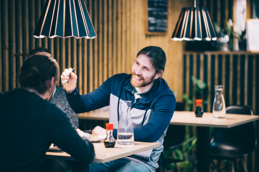 Ystävykset nauttimassa hyvästä ruuasta ravintola Jukussa