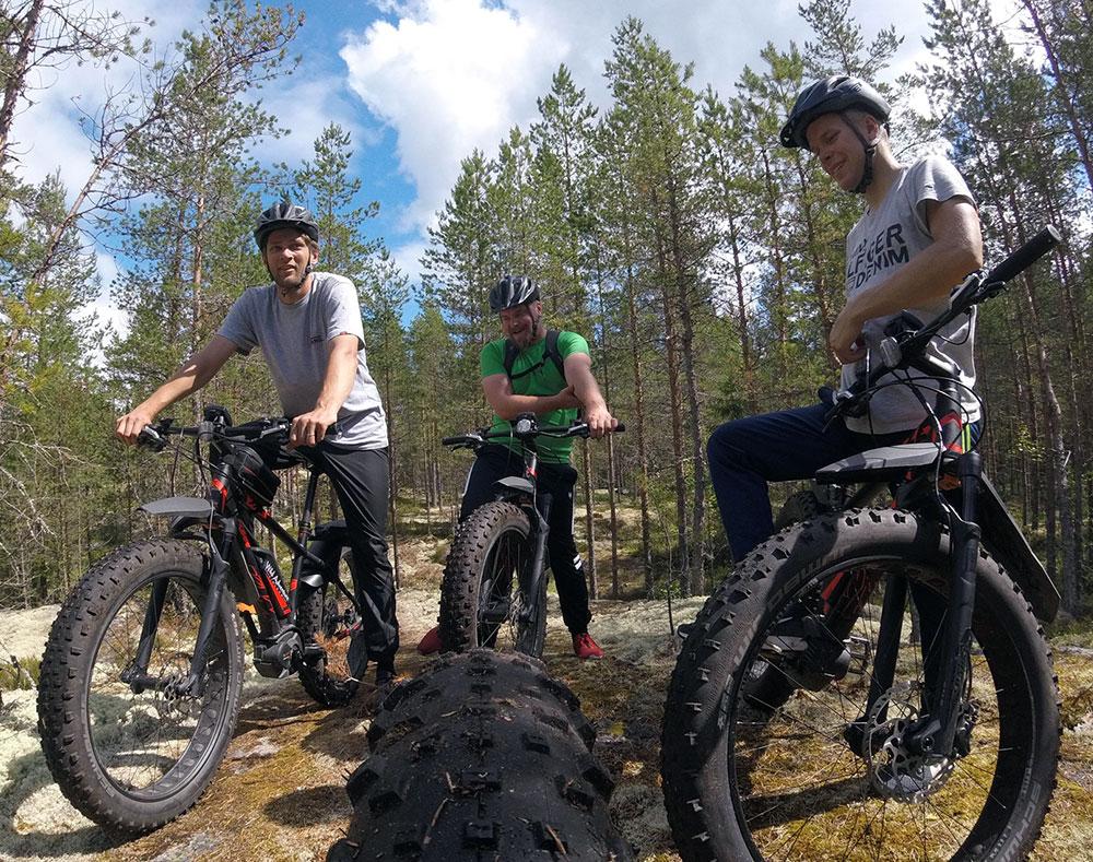 Ryhmä pyöräretkellä Seinäjoen maastossa sähköisillä fatbike pyörillä