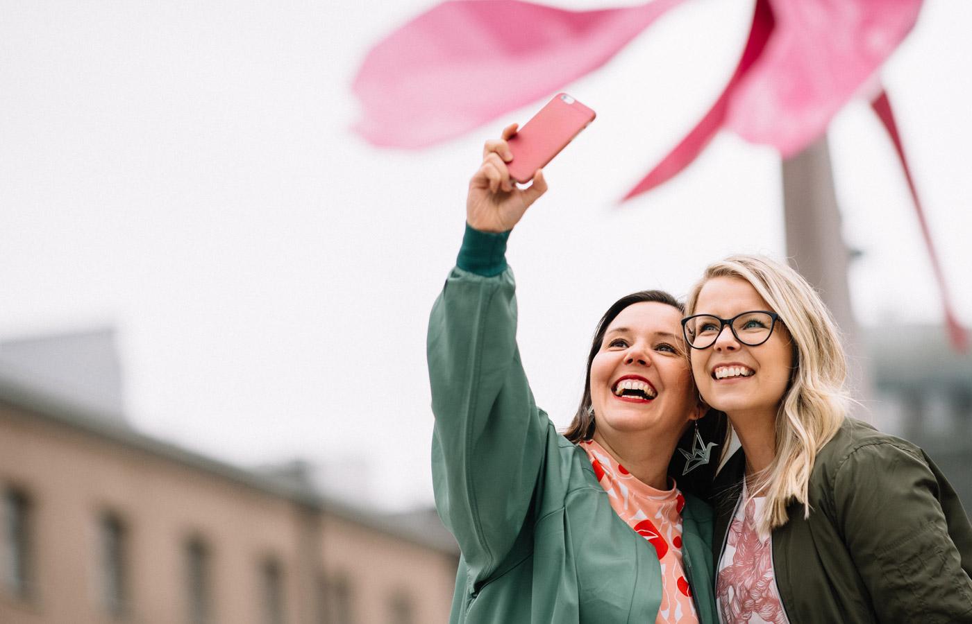 Ystävykset nappaamassa selfietä Seinäjoen Keskustorin Horsman edessä.