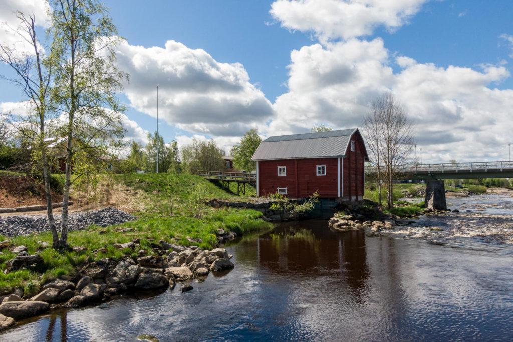 Kriikun Myllyn vanha myllyrakennus kosken vieressä toimii nykyään kahvilana