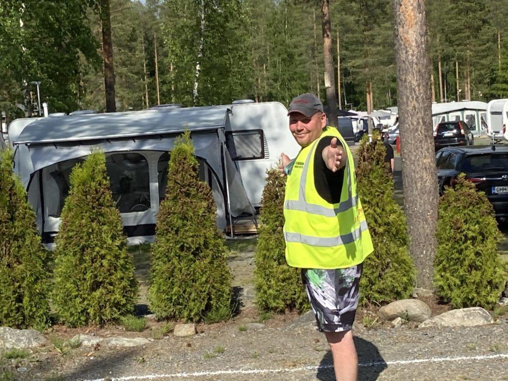 SFC Caravan Kalajärven liikenneohjaaja opastaa matkailuautoa paikalleen