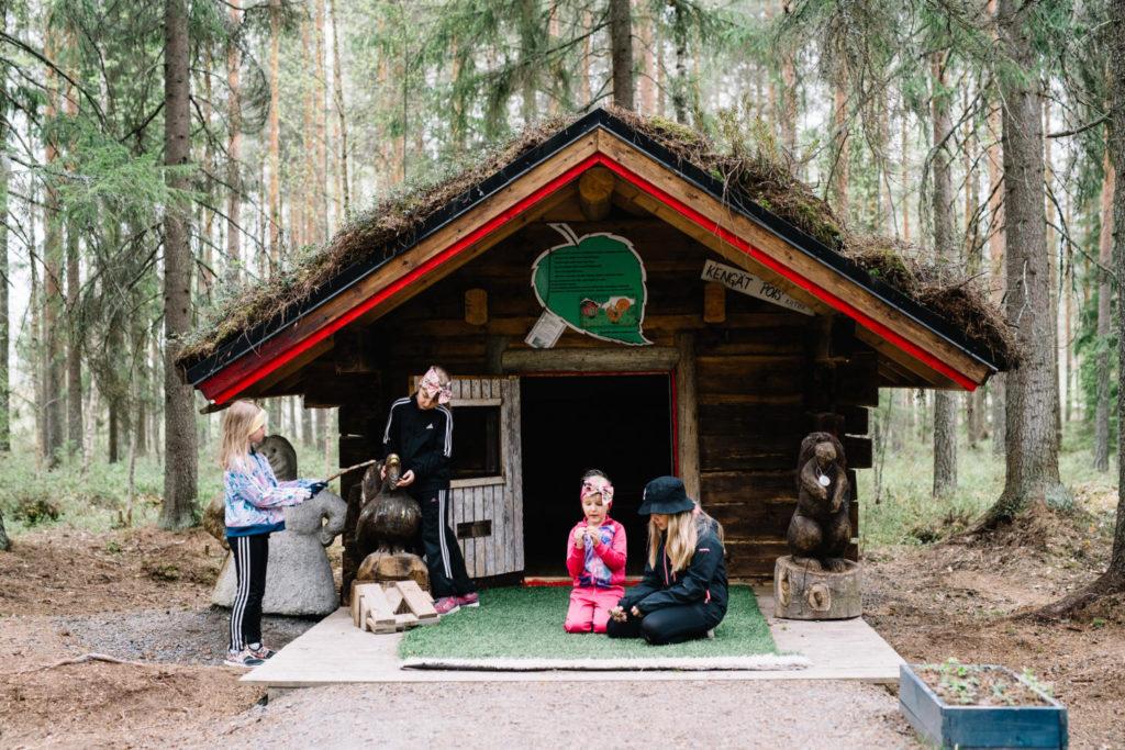 Lapset leikkivät lasten reitin leikkimökissä.