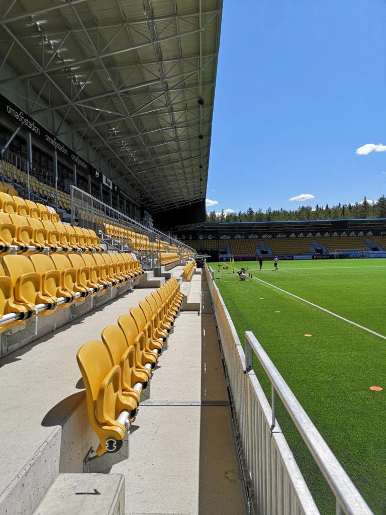 SJk stadionin penkit jalkapallokentän vieressä.