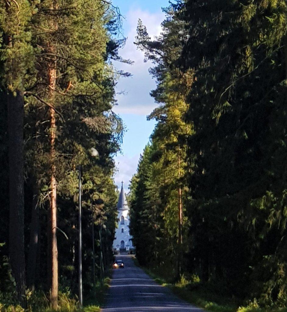 Pitkä tie vie mäntymetsän läpi Törnävän Kirkolle