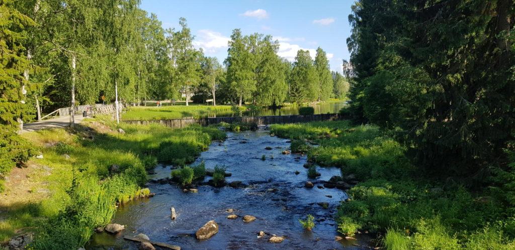 Joki, joka kulkee Törnävän läpi