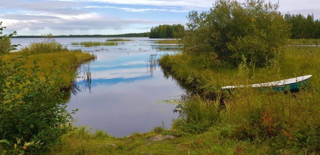 Soutuvene Kyrkösjärven rannassa.