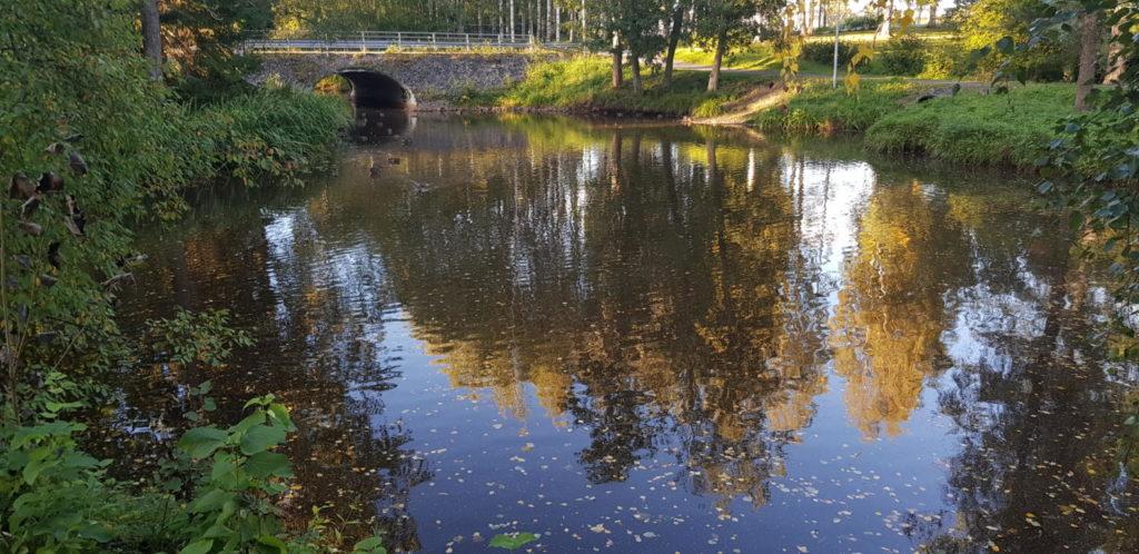 Kivinen silta johtaa joen yli