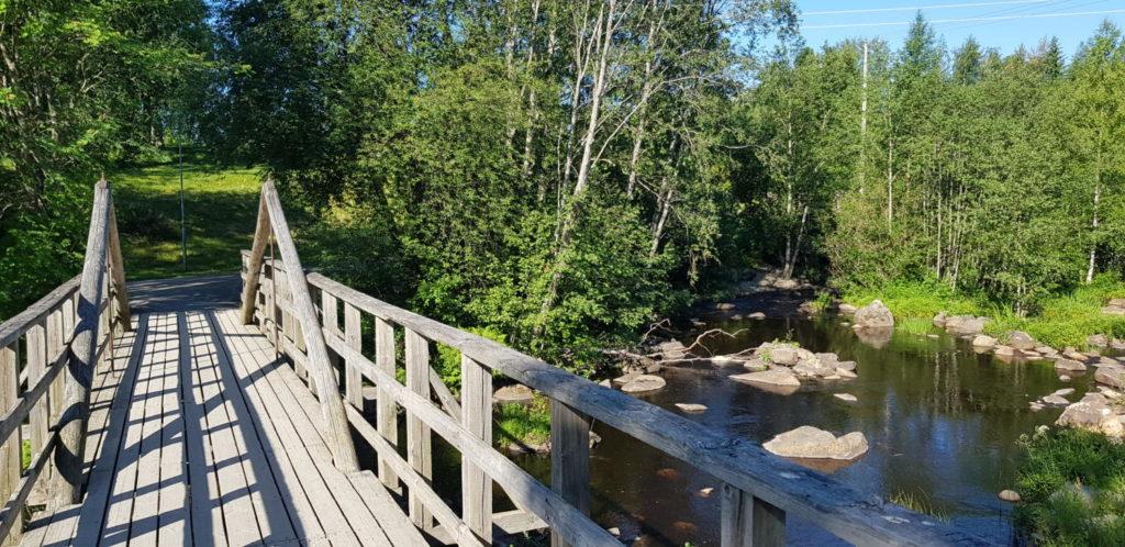 Silta kulkee joen yli lähellä Mallaskosken Panimoa