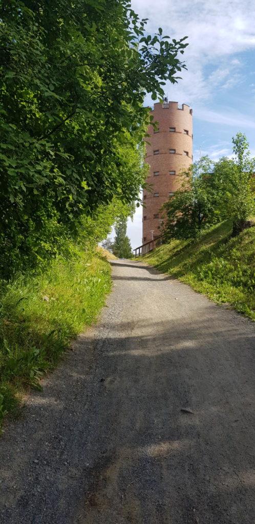 reitti kulkee Mallaskosken Panimoravintolaa kohti. Taustalla Vanha vesitorni