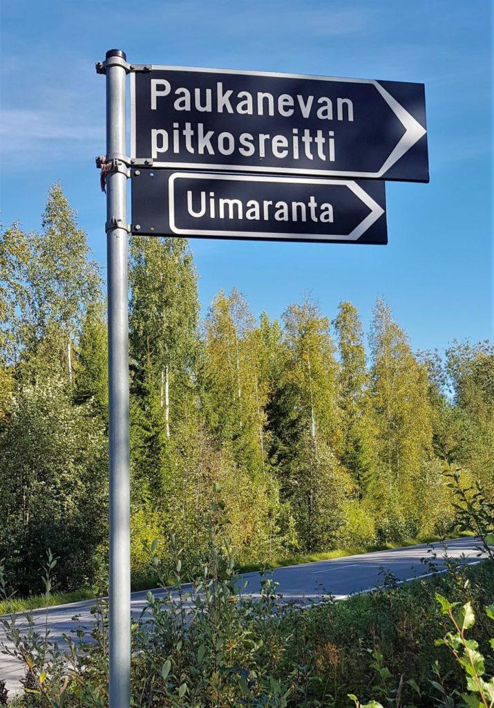 Kyltti johtaa Paukanevan pitkospuille.