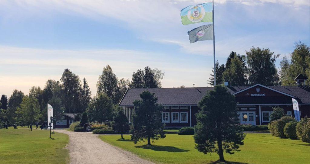 Tie joka johdattaa Ruuhikoski Golfin päärakennukselle