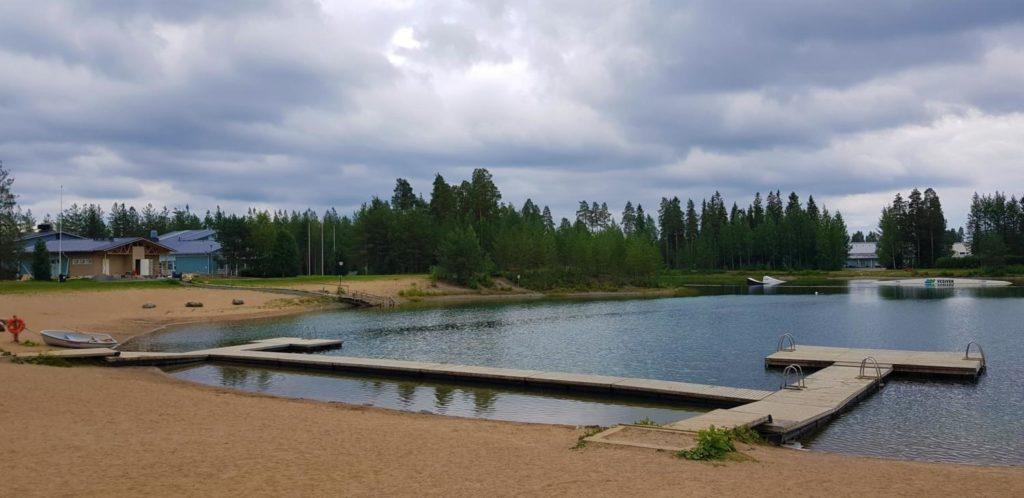 Laituri ja ranta Tanelinlammella.