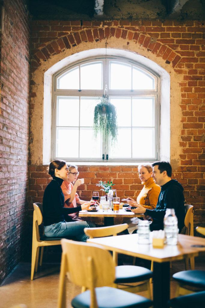 Ystävykset nauttimassa ruokaa ravintola Äärellä