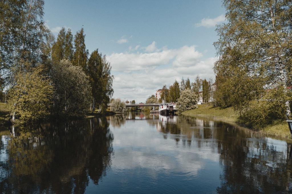 Jokimaisema peilaa taivasta