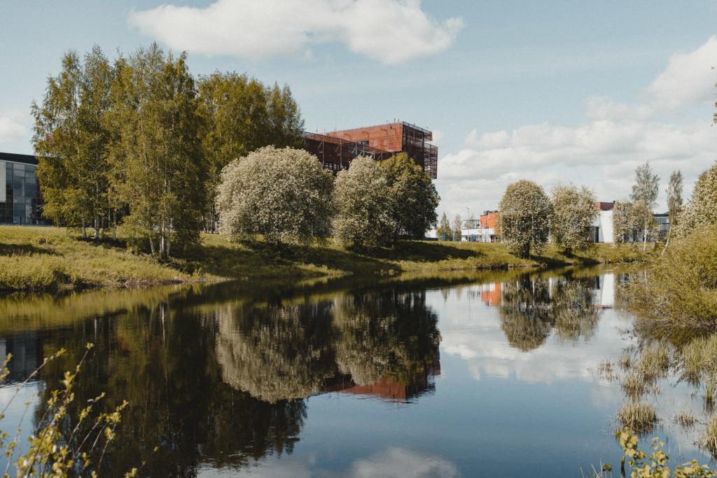 Taivas peilaa jokea ja Framin rakennuksia