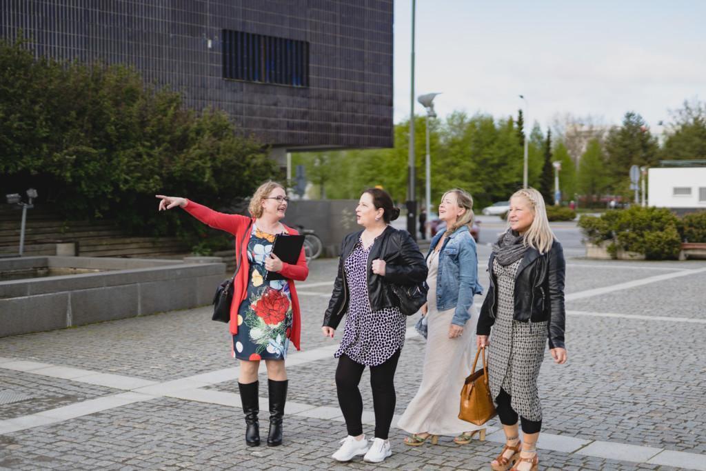 Ystävykset Seinäjoen Aaltokeskuksen kansalaistorilla.