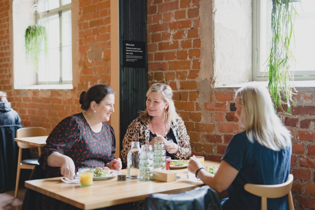 Ystävykset nauttimassa seurasta ja ruuasta Ravintola Äärellä