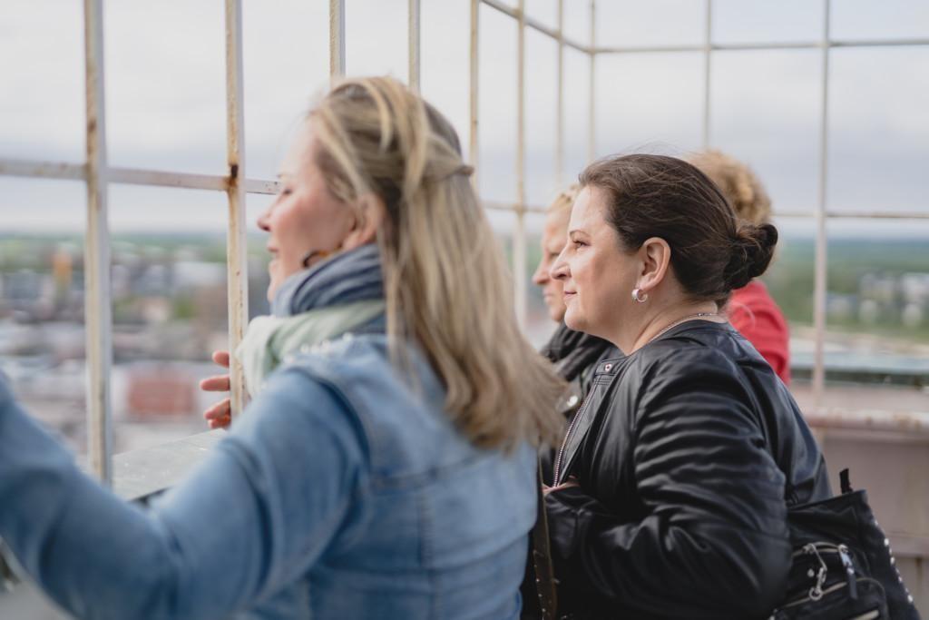 Ystävykset tutkailevat Seinäjoen maisemia Lakeuden Rististä käsin.