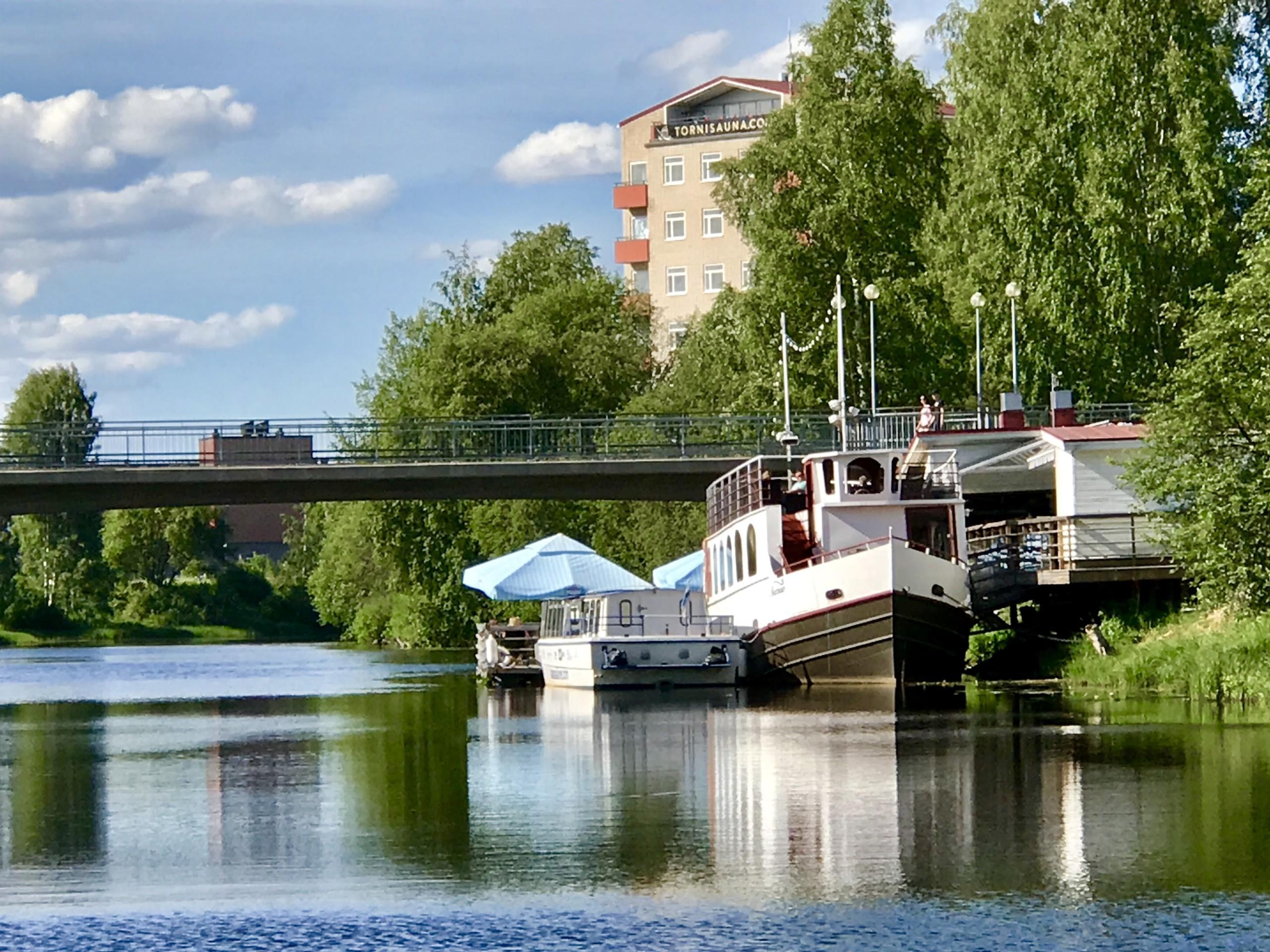 Seinäjoen kampusrannan jokimaiseemat ja laivaravintola paatti