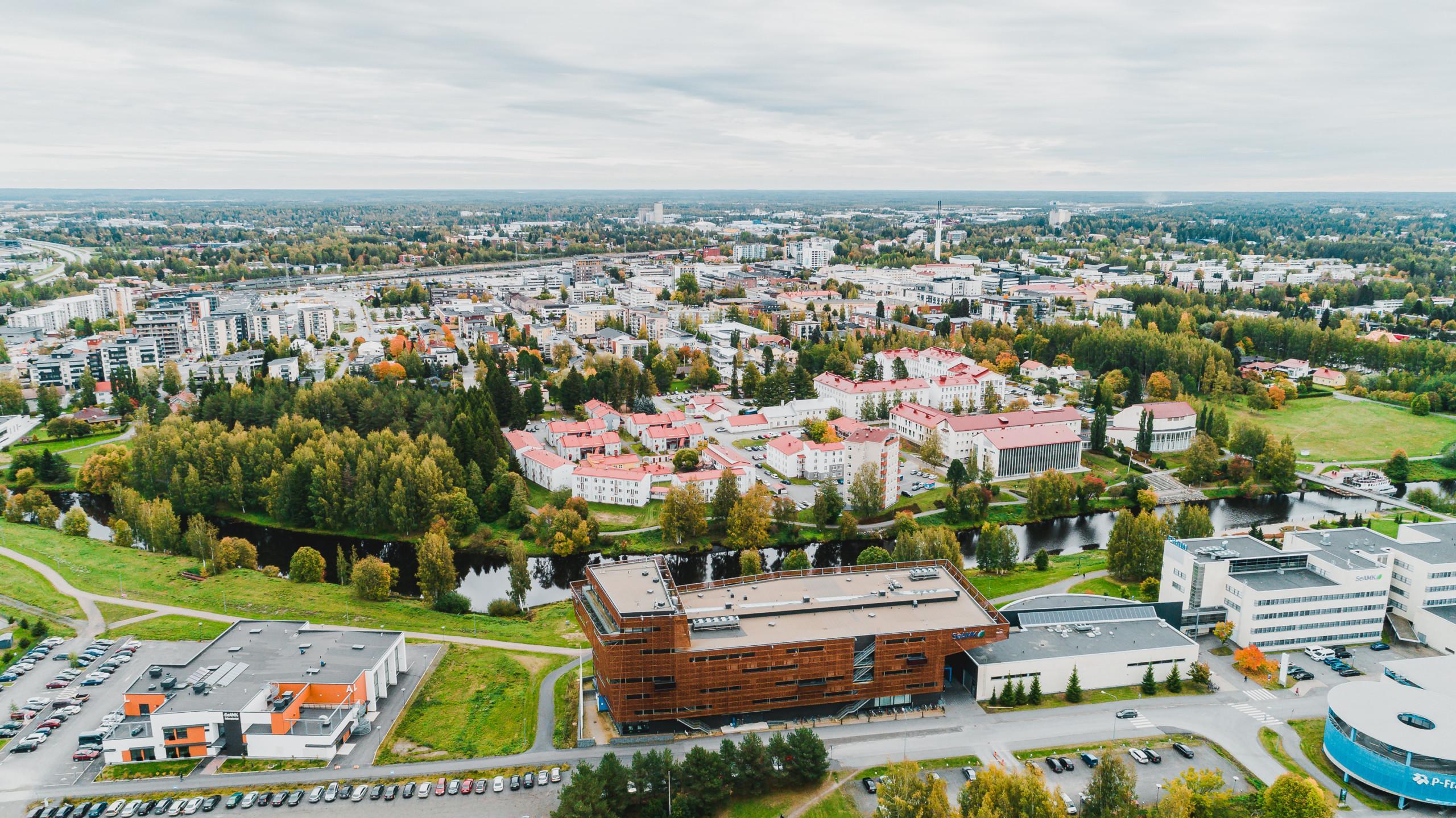 Seinäjoen keskusta kuvattuna yläilmoista Kampusrannan alueelta.