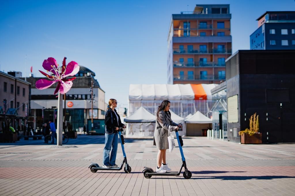 Kaksi sähköpotkulautailijaa Seinäjoen Keskuspuistossa