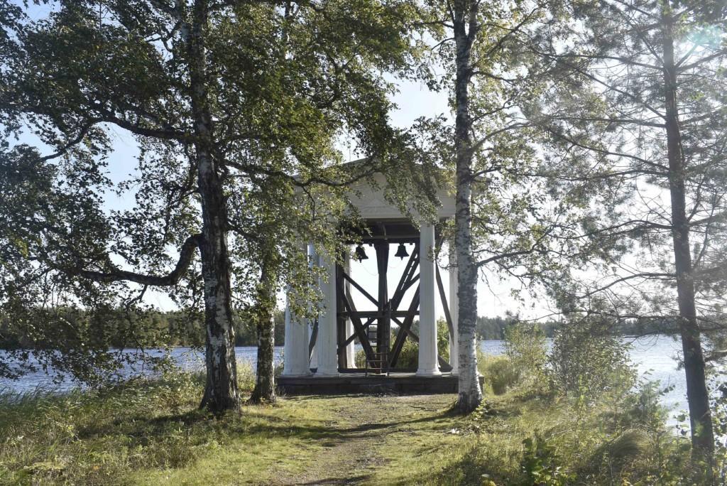 Kirkon pihalta löytyvät tunnelmallinen hautausmaa ja niemellä oleva kellotapuli.