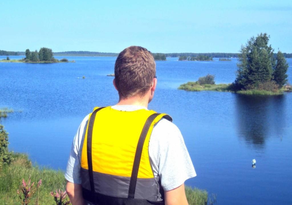 Meloja tutkailee tekojärveä saarelta käsin