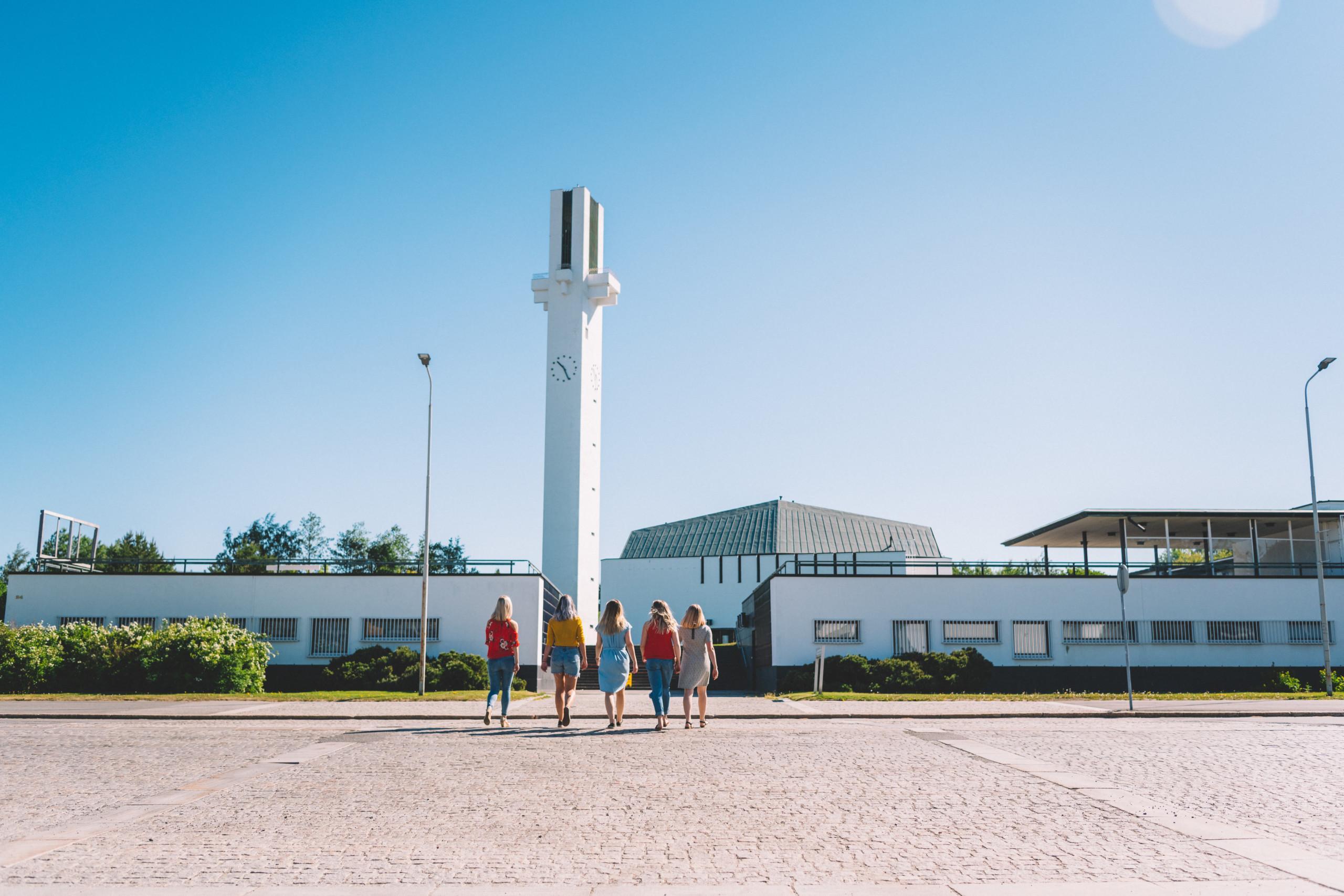 Naiset kävelevät kohti Lakeuden Ristiä.