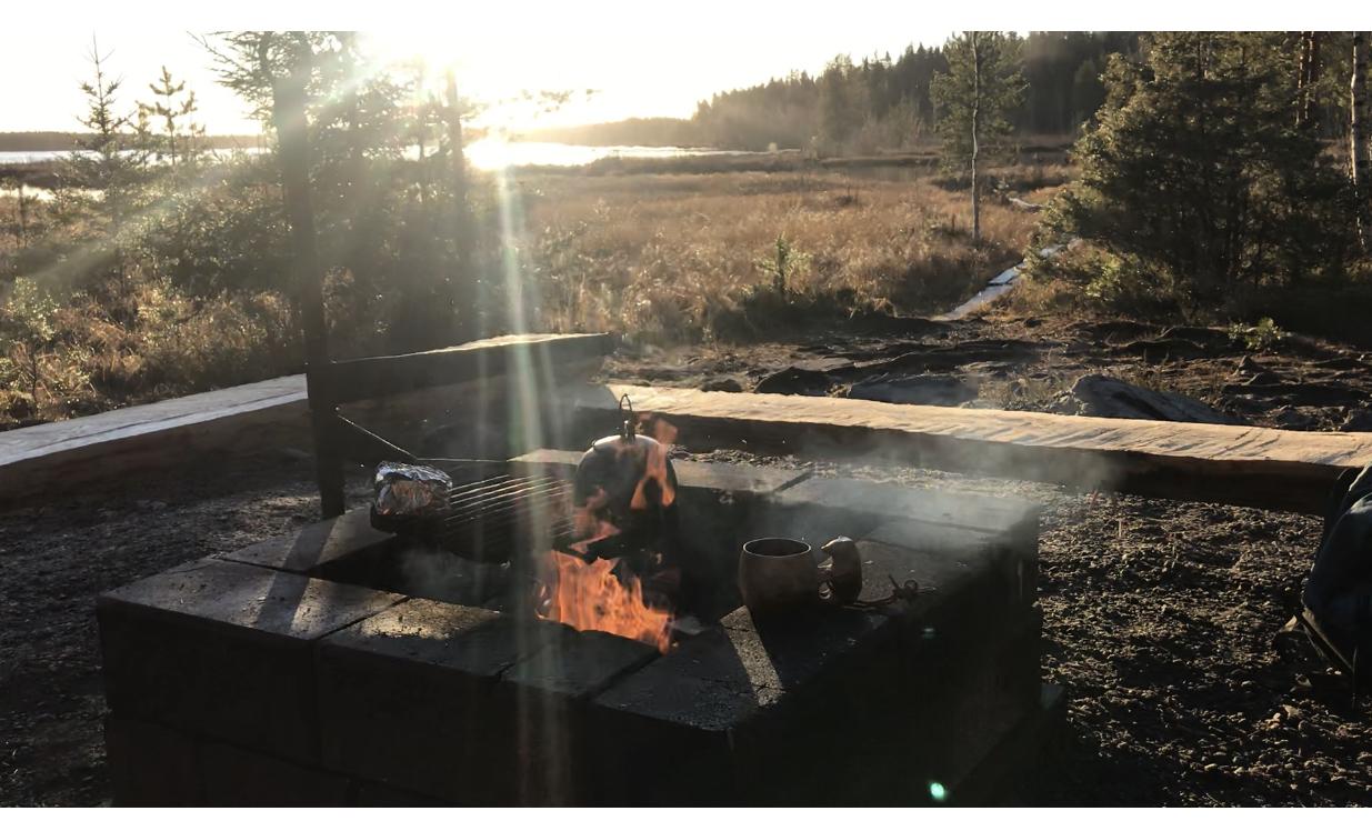 Nuotio laavun tulipaikalla Kyrkösjärven luontoreitillä