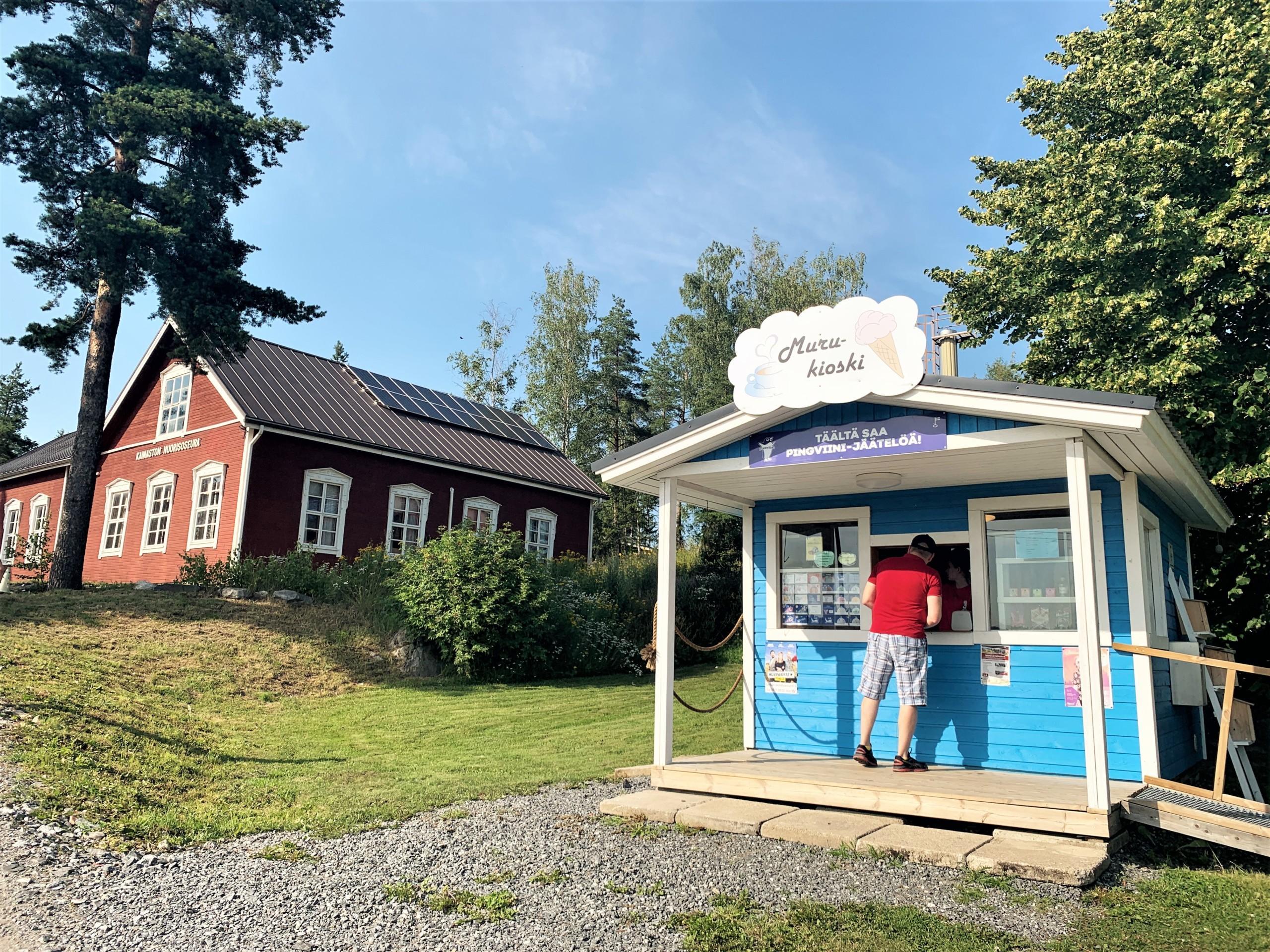 Muru-kioski sijaitsee Ylistaron kyläseuran pihassa tien varressa