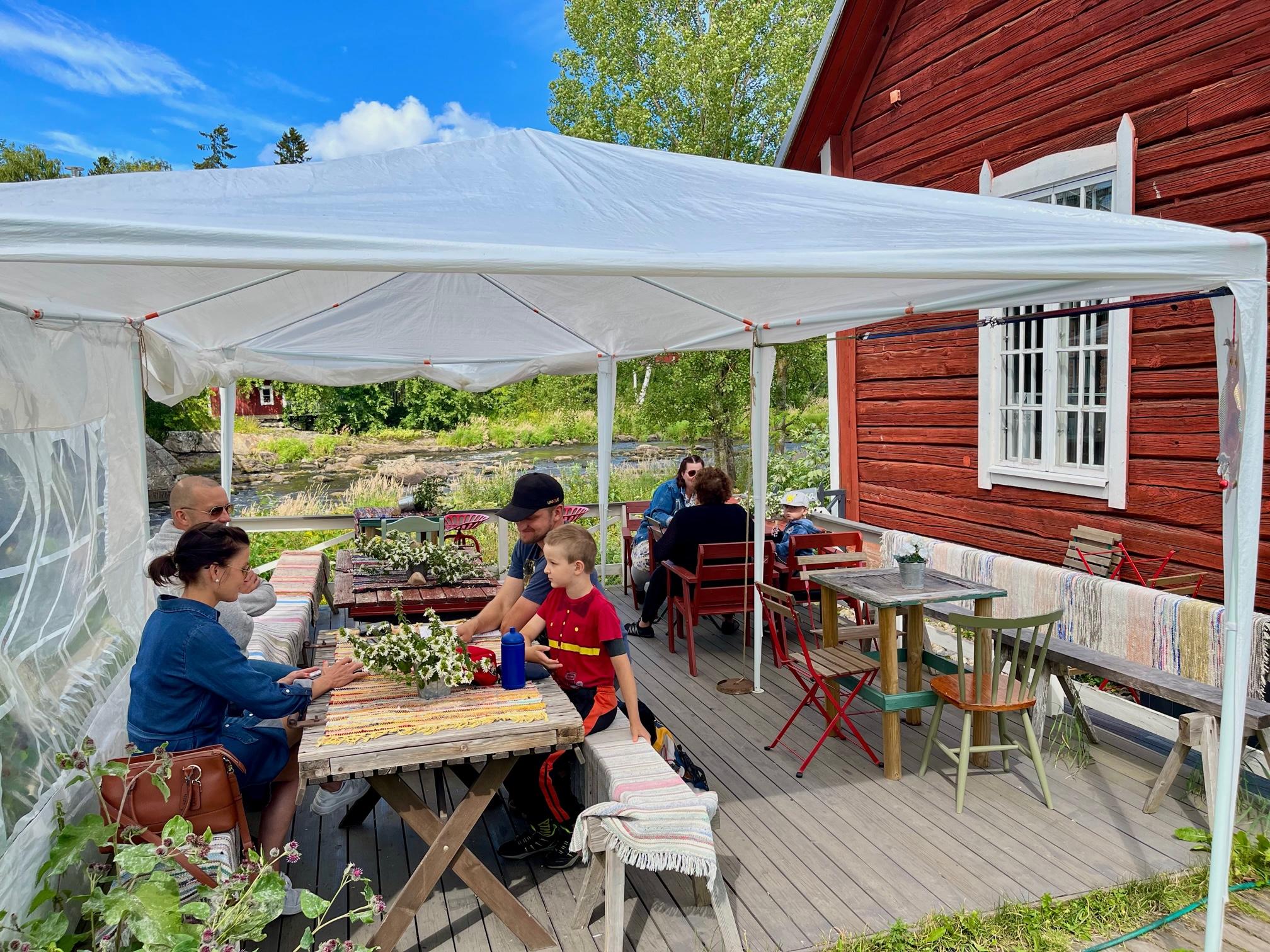 Kriikun Myllykaffila kosken varrella Ylistarossa. Kuvassa vanha myllyrakennus ja sen yhteyteen rakennettu kesäterassi, jossa asiakkaat voivat juoda kahvia.