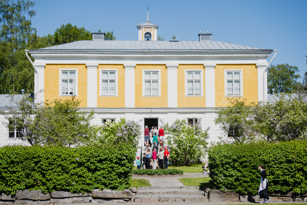 Törnävän kartanon takapiha, kartano näkyy taustalla ja ihmiset tulevat ulos kartanosta sankoin joukoin