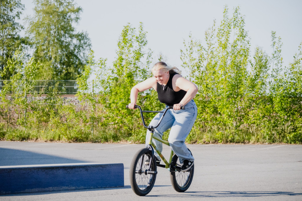 Nainen ajaa BMX pyörää