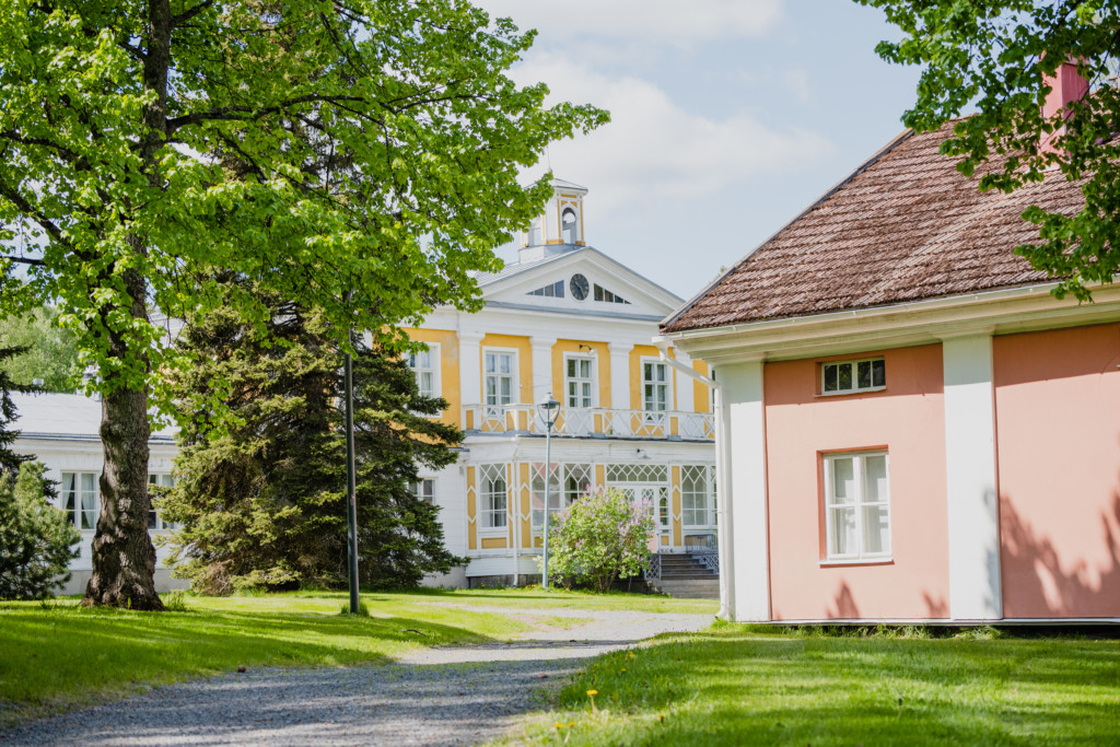 Törnävän kartanon pihapiiriä, kartanon julkisivu sekä vaaleanpunainen lisärakennus