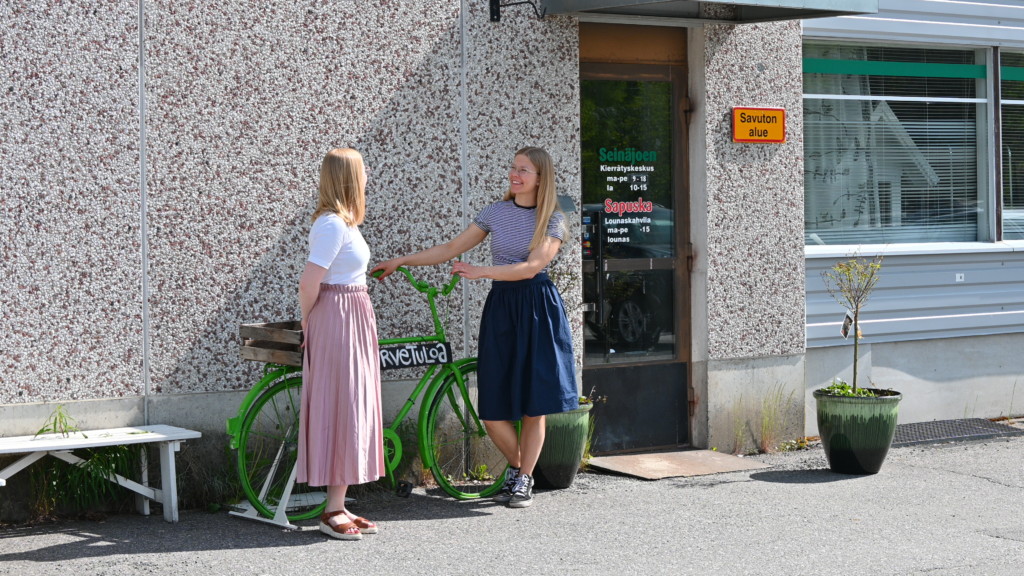 Kaksi naista Seinäjoen kierrätyskeskuksen edessä