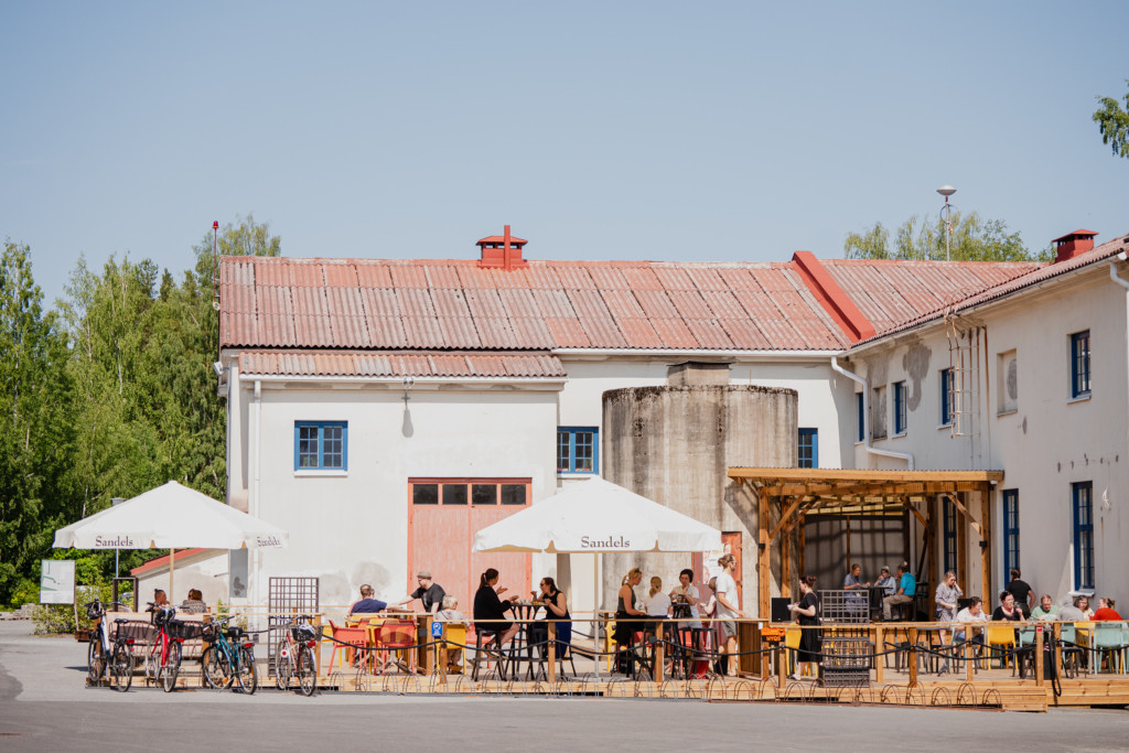 Ravintola Verstaan uusi takaterassi kesäpäivänä