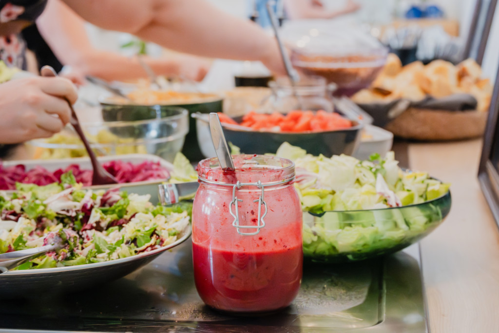 Buffet pöydässä erilaisia salaatteja