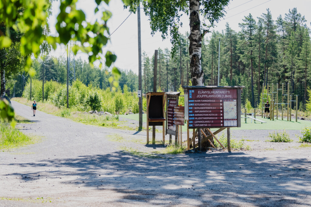 Opastuskylttejä ulkokuntosalille