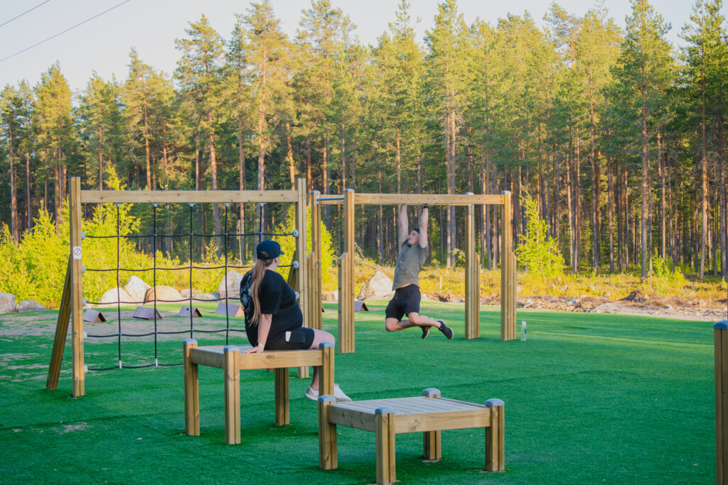 Nainen ja mies ulkokuntosalilla