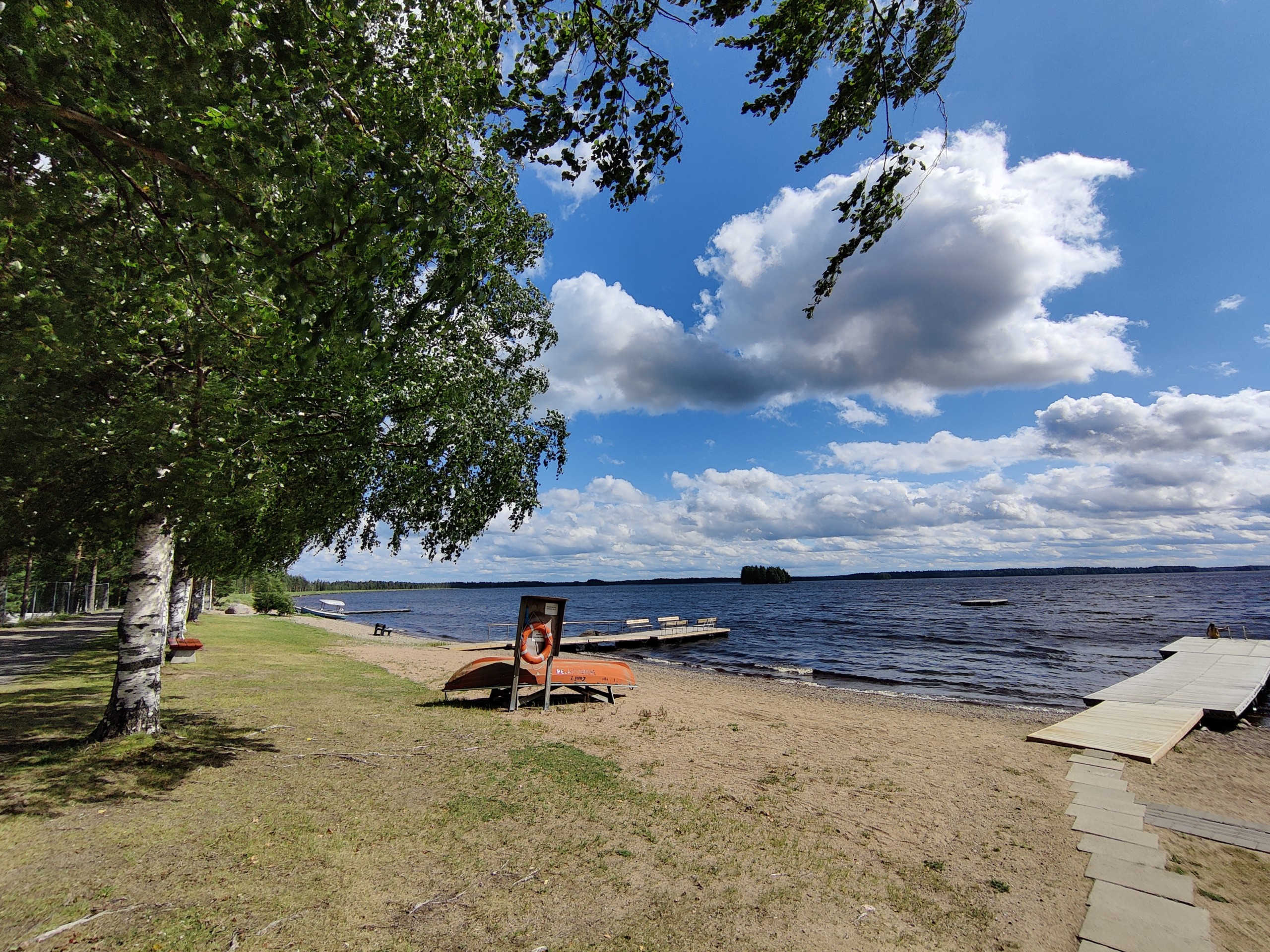 Peräseinäjoen Kalajärven ranta ja laituri.