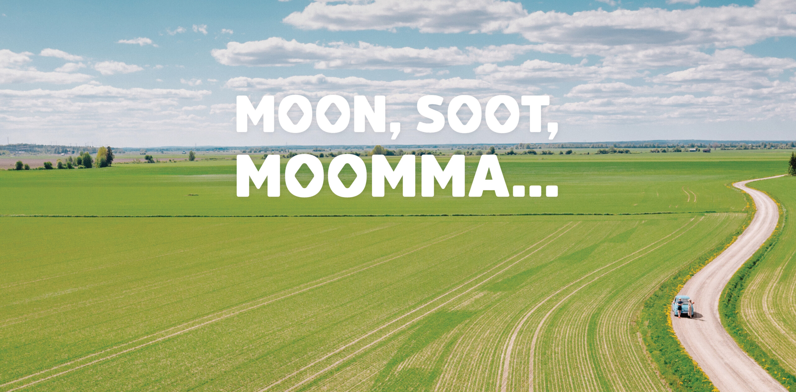 Peltolakeusmaisemat, jonka läpi kulkee tie. Traktori ajaa tiellä. Kuvan päällä teksti: moon, soot, moomma, Etelä-Pohjanmaan murteella