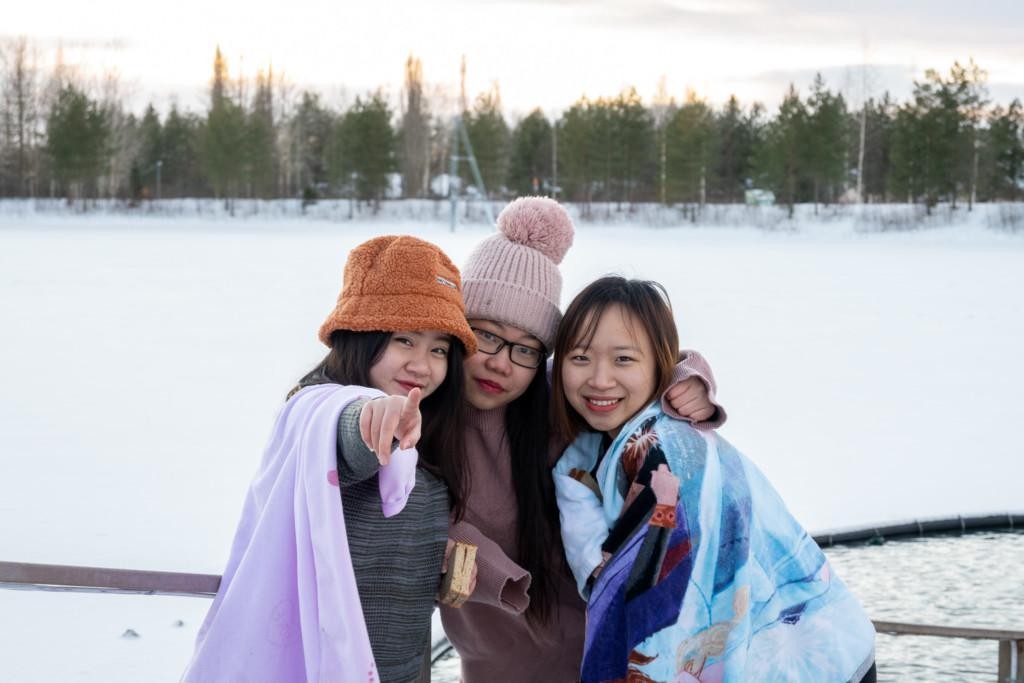 Three women pointing at the camera and smilinng beside  avanto